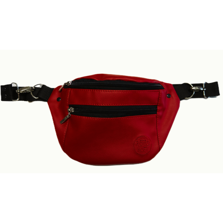 Torebko-nerka z czerwonej skóry ekologicznej, czarny regulowany pasek o maksymalnej długości 85 cm, szerokość w najszerszym miejscu 30cm, wysokość 16 cm