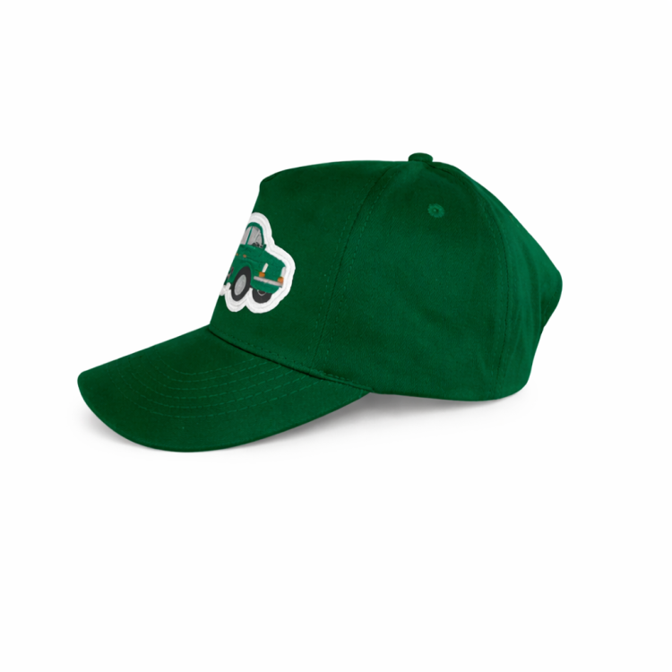 bok czapki z daszkiem zielonej widoczny zakrzywiony daszek