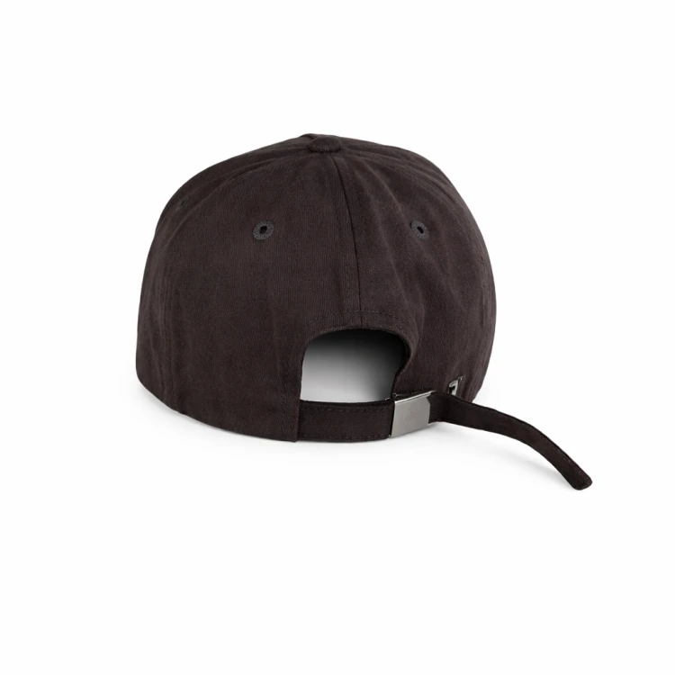 tył czapki widoczne zapięcie metalowe typu tri-glide