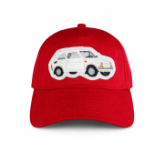 czerwona czapka z białym Fiatem 126p