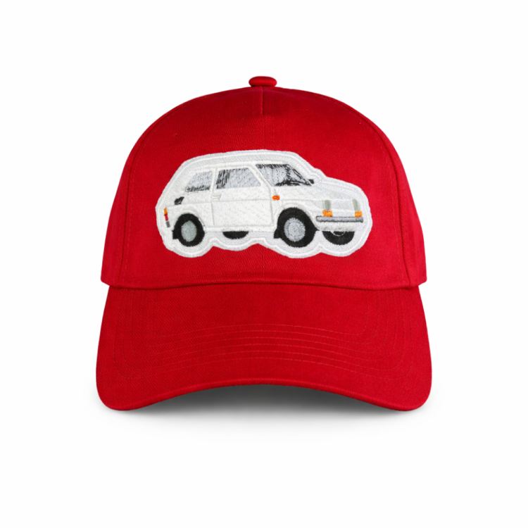 czerwona czapka z białym Fiatem 126p