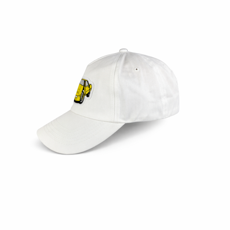 bok czapki z daszkiem