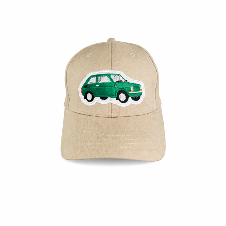 Czapka z daszkiem beżowa z naszywką zielonego Fiata 126p.png