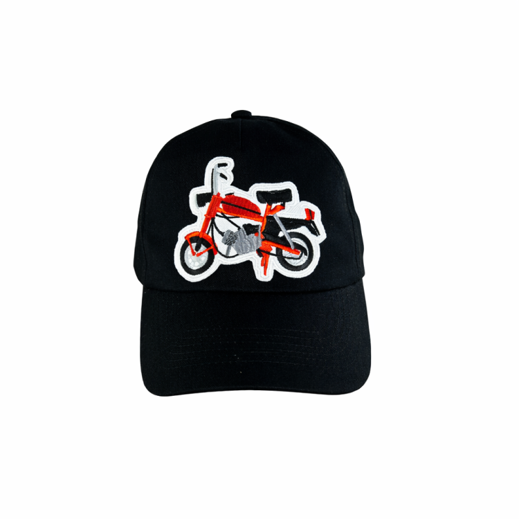 czapka z daszkiem czarna z pomarańczową motorynką.png