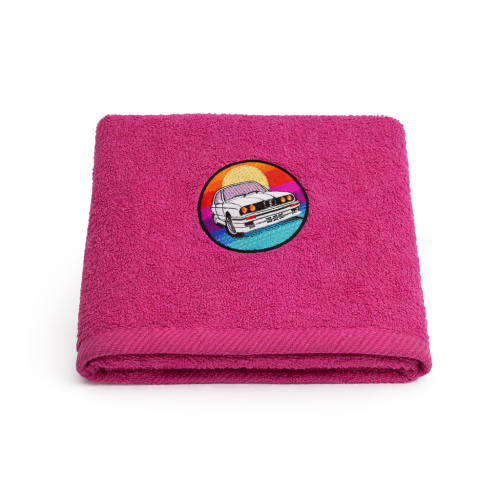 Ręcznik różowy z haftem BMW E30 M3 – styl lat 80