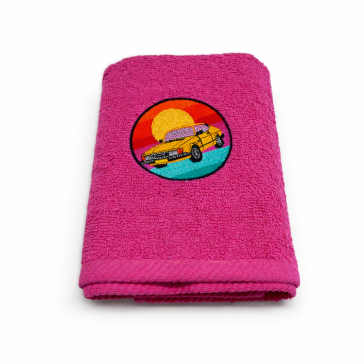 Ręcznik z haftem Saab 900 – różowy, turkusowy, szary