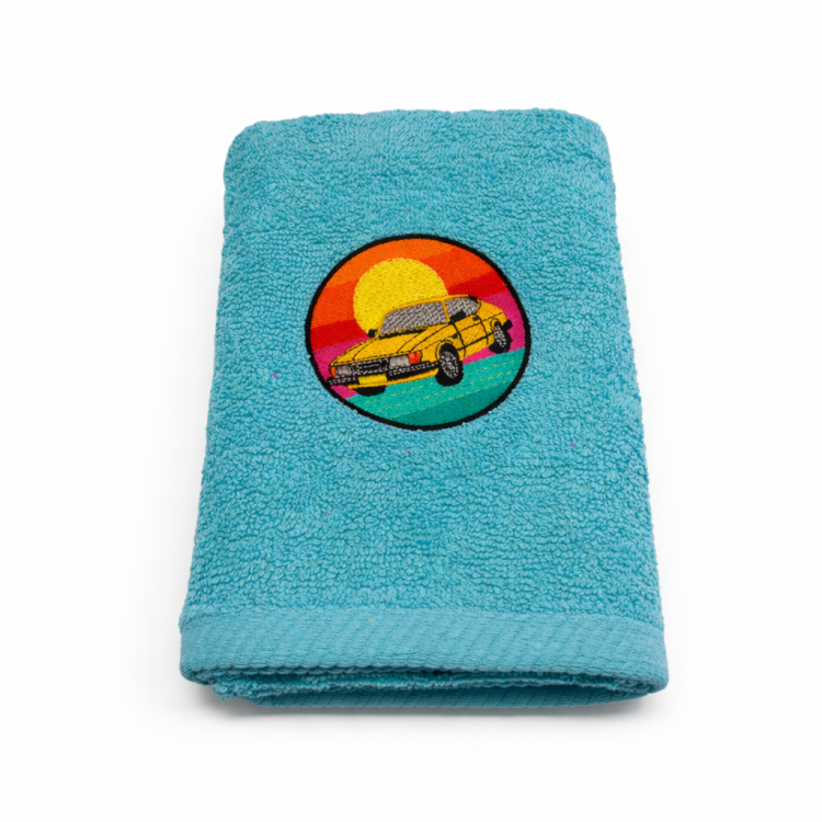 Ręcznik z haftem Saab 900 – różowy, turkusowy, szary